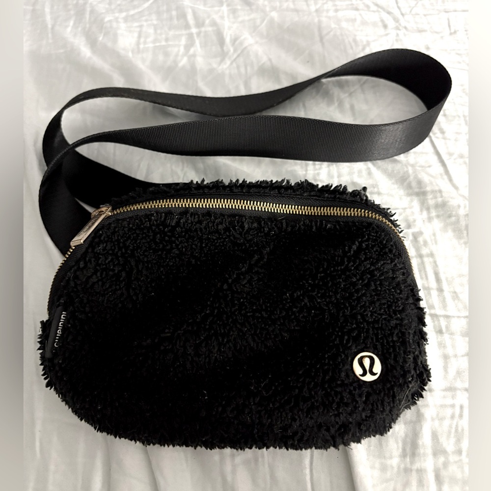 Lululemon Everywhere Belt Bag 1L
Fleece black